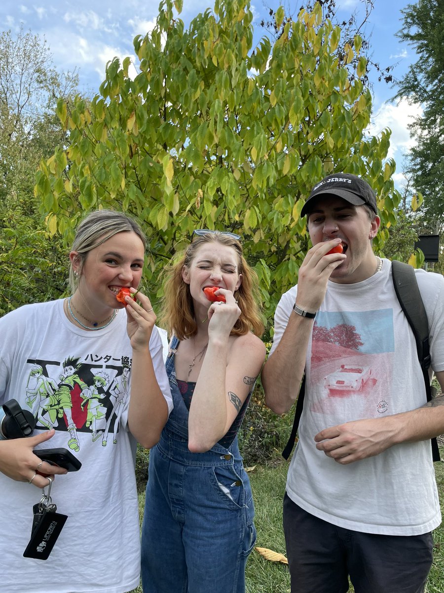 Plus…we traded our classroom for the great outdoors, found the queen bee in the hive 🐝, sampled and savored the most delicious little peppers 🌶️ and tiny tomatoes 🍅 and soaked in the warmth of the autumn sun! 3/3