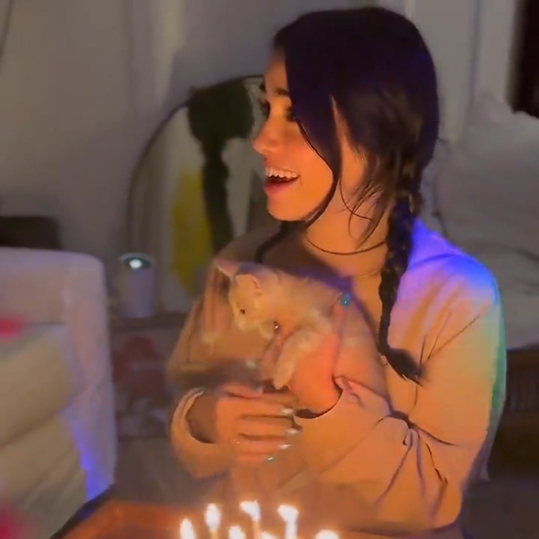 divaesposs's tweet photo. lali está igual que hace 15 años q tipa https://t.co/ZDOqjPh6E0
