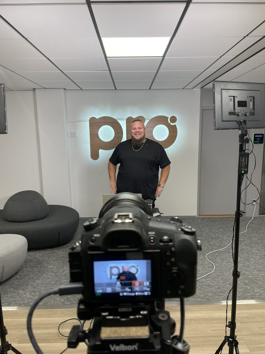 Viime perjantaina olin puhumassa @Proliitto:n tapahtumassa tulevaisuuden työstä, kuinka Z-sukupolvi haluaa tehdä työtä ja tekoälyn roolista meidän kaikkien työhön. 

Oli todella siistiä nähdä, että yleisöä oli useampi sata ruudun toisella puolella, vaikka oltiinkin jo