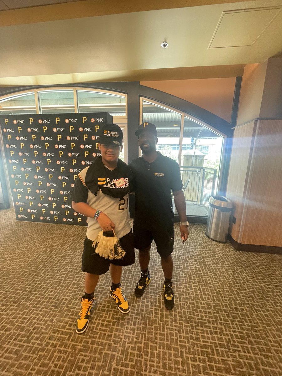 KingDukeBaseba1's tweet photo. @Pirates @perrysicecream Great guy very humble happy bday @TheCUTCH22  @KingDukeBaseba1 https://t.co/ygtQlvj3Av
