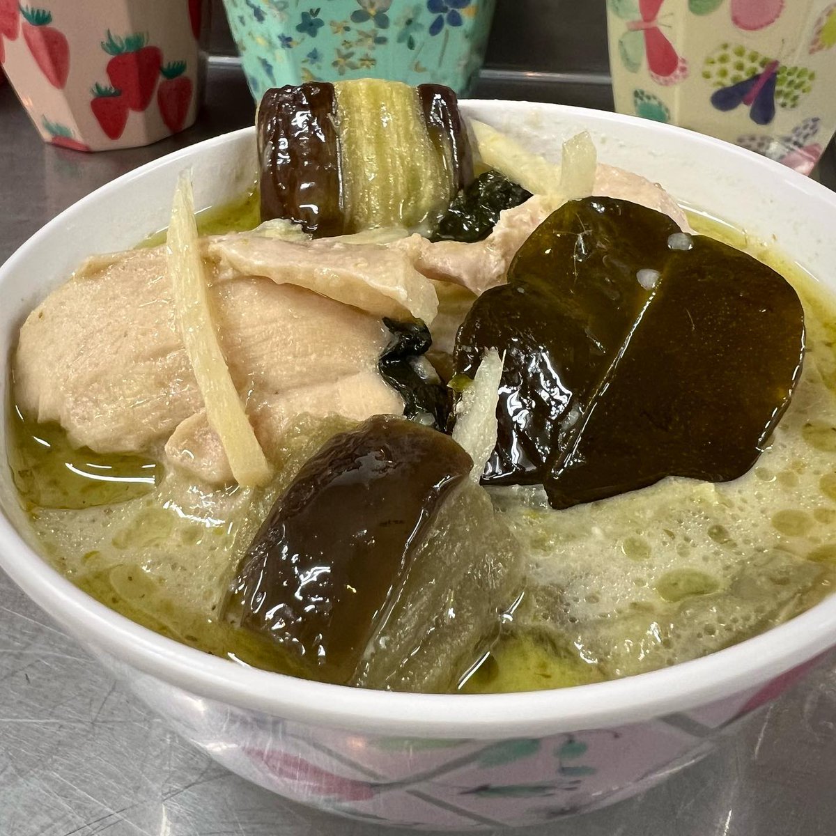 iconah126's tweet photo. この日は「カオマンガイ」をチョイス✨
同行者は「パッタイ」を注文‼︎‼︎

食べ放題のグリーンカレーがめっちゃ旨っ…カオマンガイを食べる前に２杯目のお代わりしちゃいましたよ🤣

カオマンガイ…ボリュームもあって自分好み‼︎‼︎

行列なのも納得✨
次は何を食べようかな…😆 https://t.co/yxXy4PUf0f