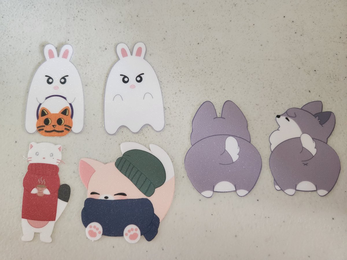 hello! will be giving away a very limited quantity of keyrings (wolf chorgi and halloweebit) and stickers (random) at hubstop ☺️💓 special guests jiniret and foxi.ny since di ko naabutan cse nila 😆 see you!