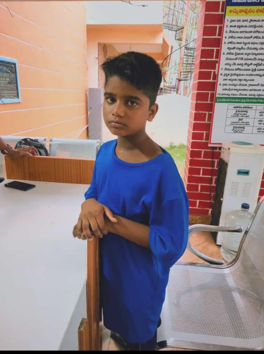 RaviTejaOnX's tweet photo. ఈ కుర్రాడు పేరు కృష్ణ ఈ రోజు ఉదయం అచ్యుతాపురంలో కనిపించాడు తను అడ్రస్ అడిగే స్టీల్ ప్లాంట్ మరియు పాత గాజువాక అని చెప్తునాడు . ఫ్రెండ్స్ కి nd గ్రూప్స్ కి షేర్ చెయ్యండి దయచేసి అడగండి ఈ కుర్రాడు ఇప్పుడు అచ్చుతాపురం పోలీస్ స్టేషన్ లో ఉన్నాడు సంప్రదించండి 9985584080
#ForwardMessage https://t.co/9cGEMvKTle