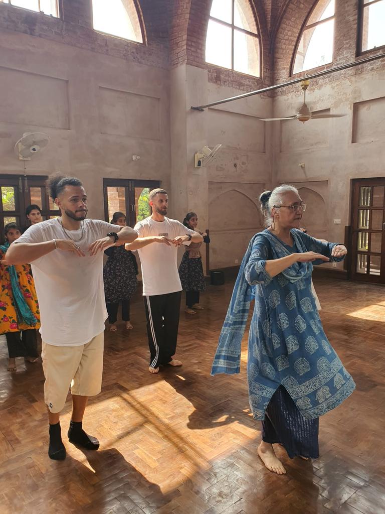 FranceinPak's tweet photo. While in Lahore, Yanka &amp; Zid shared their dance moves and learned the basics of Kathak dance with the wonderful Bina Jawad and her students at Harsukh. #sharingiscaring #CollectifFAIR-E #CCNRB #TheColonyLahore @aflhr @IFParis @metropolerennes https://t.co/GLICrQyXIp