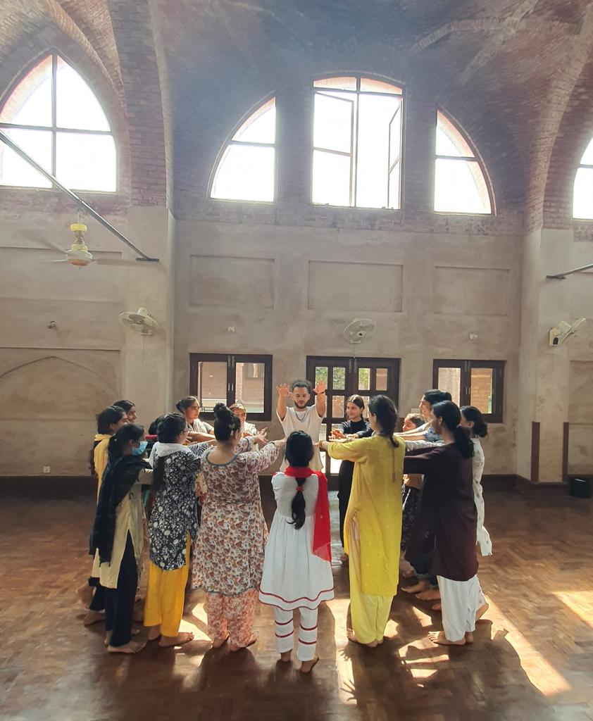 FranceinPak's tweet photo. While in Lahore, Yanka &amp; Zid shared their dance moves and learned the basics of Kathak dance with the wonderful Bina Jawad and her students at Harsukh. #sharingiscaring #CollectifFAIR-E #CCNRB #TheColonyLahore @aflhr @IFParis @metropolerennes https://t.co/GLICrQyXIp