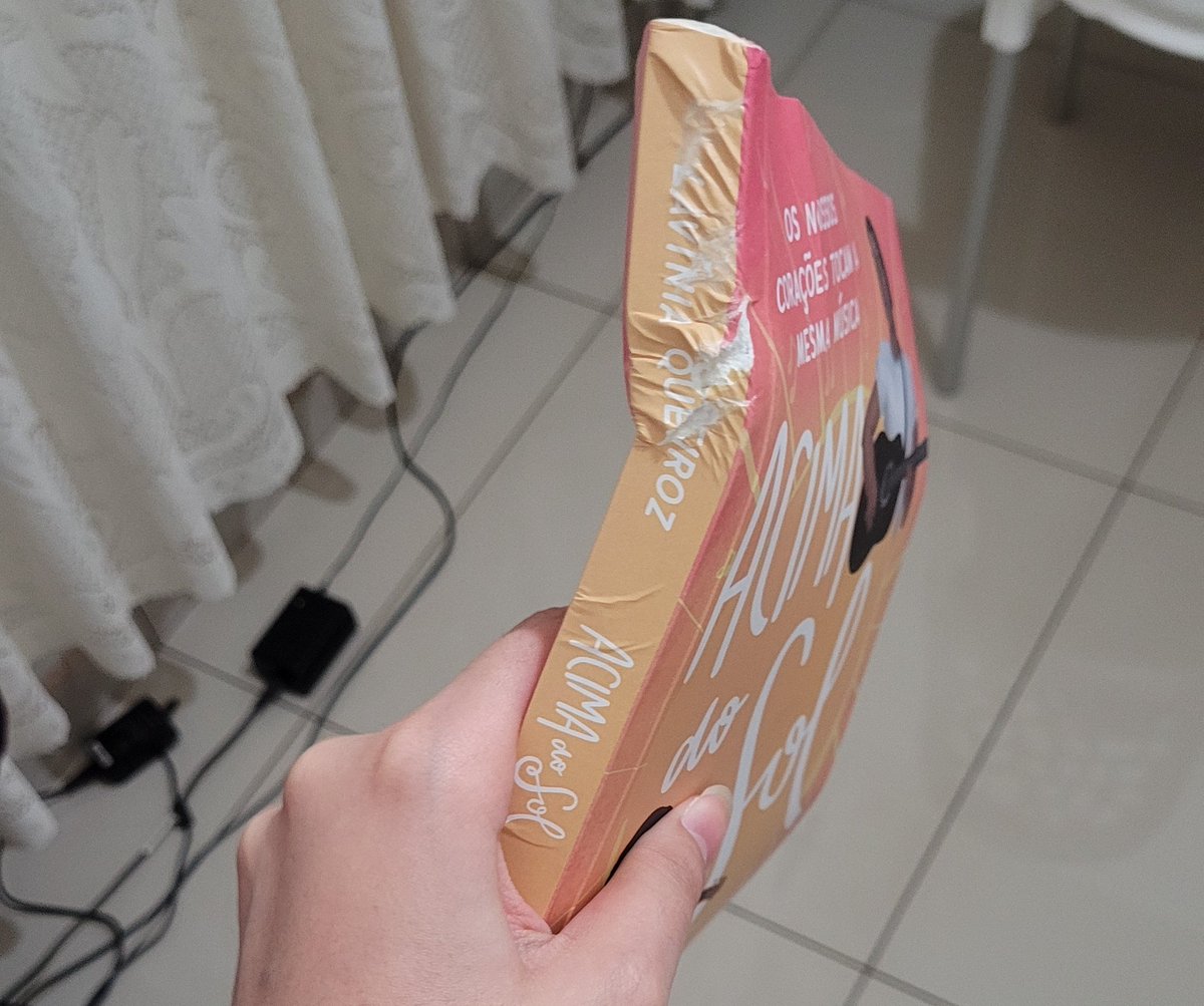 graciousxpvs's tweet photo. eu não tava em casa e forçaram o livro na caixa de correio.

repito: forçaram UM LIVRO na caixa de correio

perdi meu livro 👍🏼 https://t.co/dWq11P99Ip