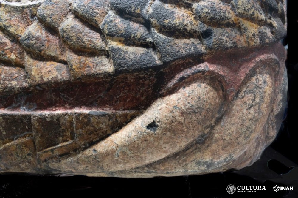 INAHmx's tweet photo. #Entérate | Expertos del INAH recuperan la policromía de una monumental cabeza de serpiente mexica

• Mediante una cámara de humedad se estabilizan los tonos ocre, azul, rojo, negro y blanco con los que fue pintada en la época prehispánica

Conoce más 👉 https://t.co/jDyxUgntGB https://t.co/7MNJ2EQ9jw