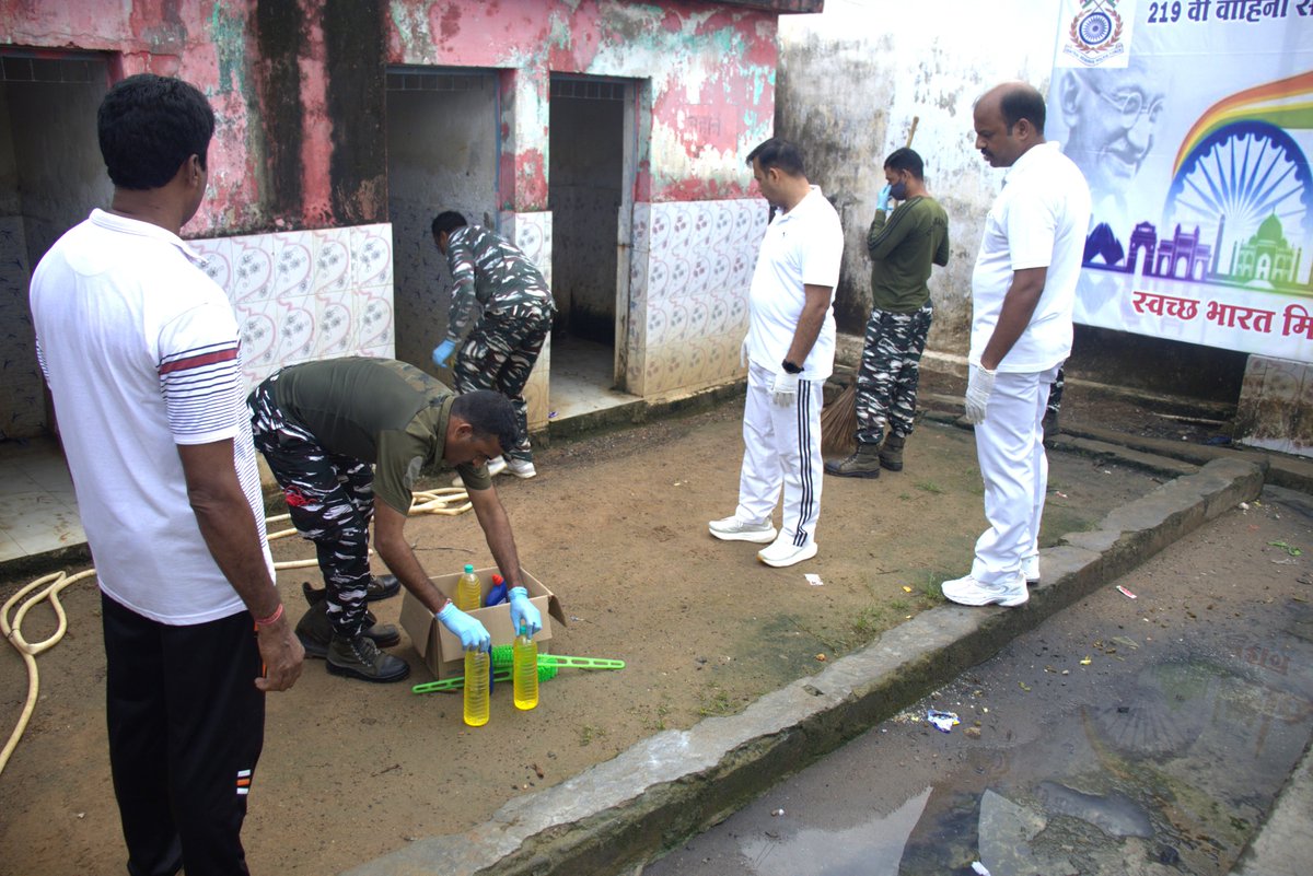 219BNCRPF's tweet photo. #SpecialCampaign3 0 &amp; #SwachhataHiSeva @PMOIndia, @HMOIndia , @PIBHomeAffairs at village:-Injiram, at Balak Ashram, Distt:-  Sukma Chhattisgarh https://t.co/Hn8gJxoBst