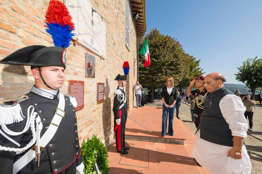 india_narrative's tweet photo. Defence Minister @rajnathsingh visited Montone in Perugia Province where he paid rich tributes at a Memorial recently built for Naik Yaswant Ghadge and other Indian soldiers who fought in the Italian Campaign in World War II
#INDefence @IndiainItaly https://t.co/QKdy9Syot2
