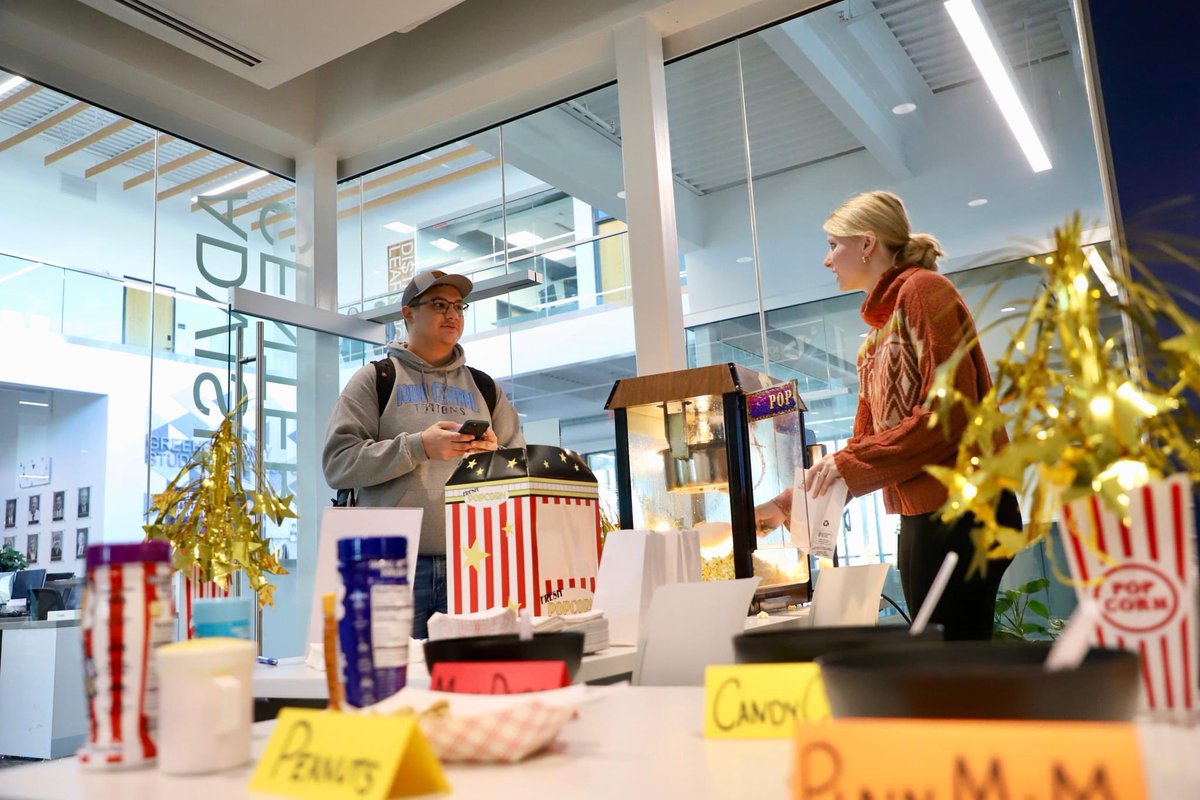 A #TritonShoutout to our Advising Center! An amazing job with their pop-up event today (10/10) to encourage students to 'Pop' in and schedule a time to register for spring classes! Spring enrollment opens on Monday (10/16)! 🍿🔱 #TritonNation #TritonExperience #BeATriton