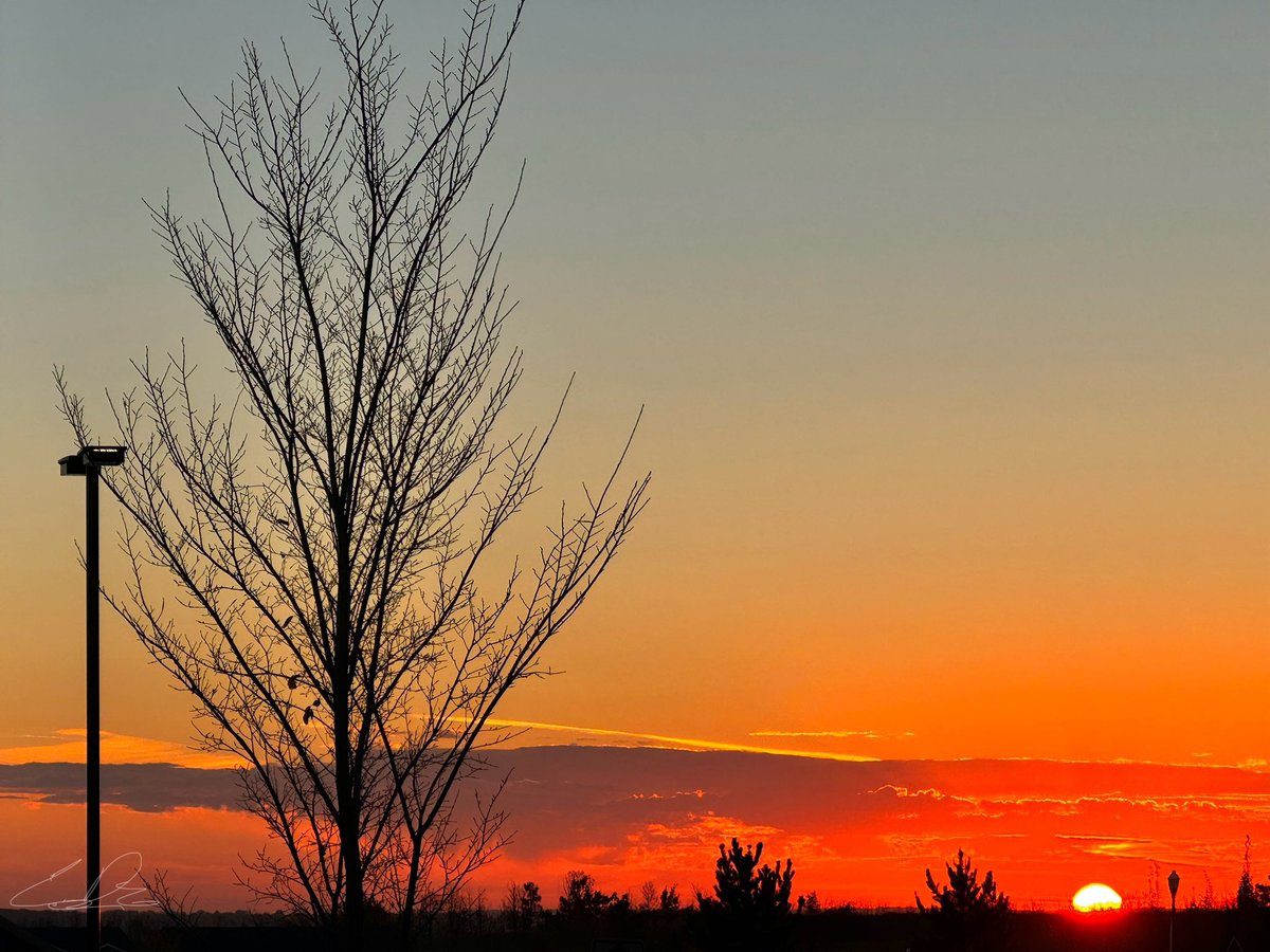 Sunrise this morning in #SylvanLake, #Alberta.

#ShareYourWeather 
#October 10, 2023. 7:54 a.m. mdt.