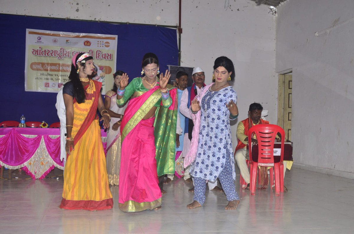 Girls_Count's tweet photo. An event was organised on the eve of International Day for Girl Child on 10th Oct in Dang, Gujarat. It emphasized importance of empowerment of girls, discussing various efforts &amp; schemes on district level, and ended with a pledge to end child marriage &amp; discriminatory norms. https://t.co/yEHe8NYSEv