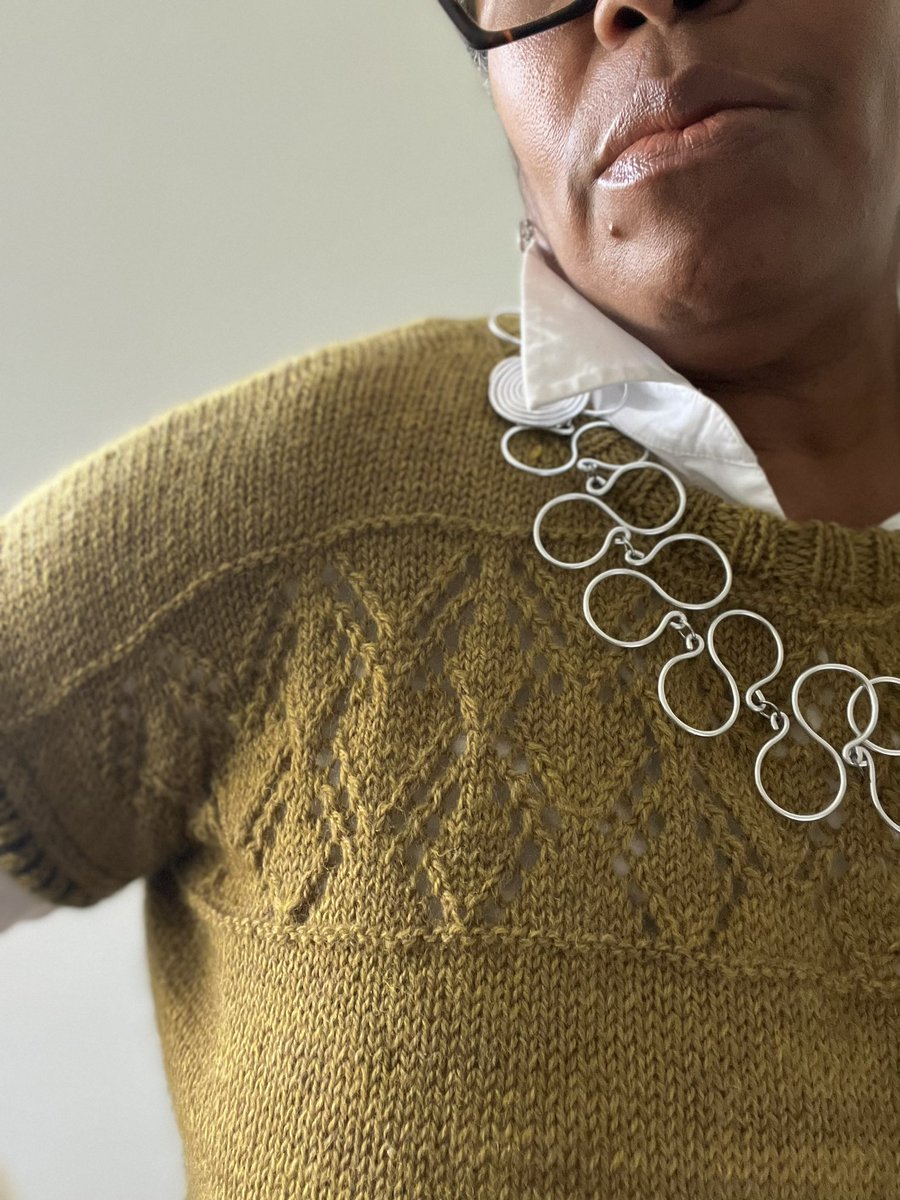 yarntogarment's tweet image. 🍁🍂✨Trestle Tee is live
Pattern by: @tifnelian_handknits 
Design: Trestle Tee
Jewellery: @wiredesignsbycece necklace &amp;amp; earring set called Davinia 1.#sweaterweather #newpattern #trestletee #blackknittersofinstagram #blackknitter #blackknittersuk #yarntogarment2023 #tifhandknits