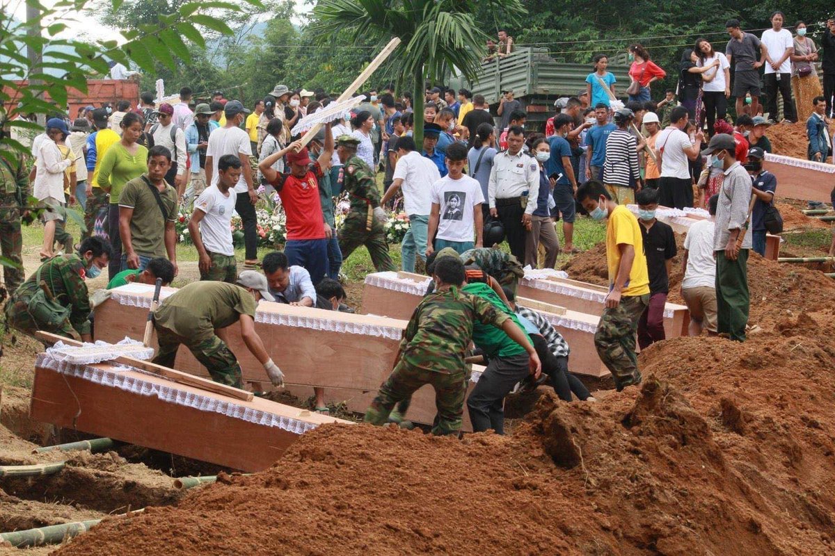 IrrawaddyNews's tweet photo. Locals and the Kachin Independence Army on Tuesday held a funeral for 29 civilians including 13 children killed when the junta shelled an IDP camp near Laiza, Kachin State on Monday, local media said. (Photo: Kachinwaves, Kachin News Group) 
#WhatsHappeningInMyanmar https://t.co/5yBQAyGY46