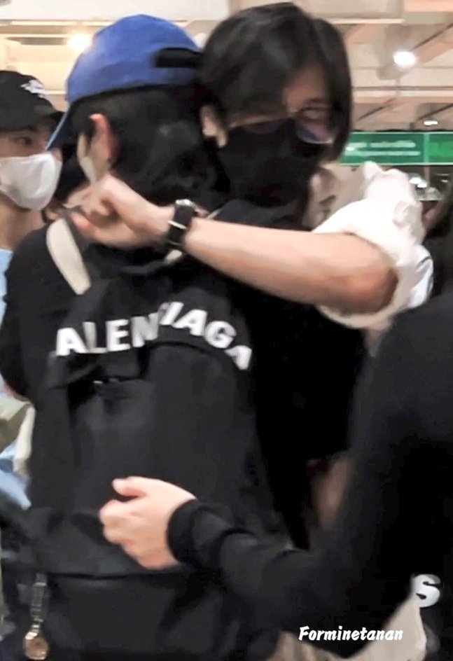 menggelembungg's tweet photo. From the start, they hated goodbyes, even just goodbyes at the airport 

No wonder it's auf wiedersehen instead of goodbye. No wonder it's unanswered because the other don't want to say goodbye as well https://t.co/p7pSxJv1RO