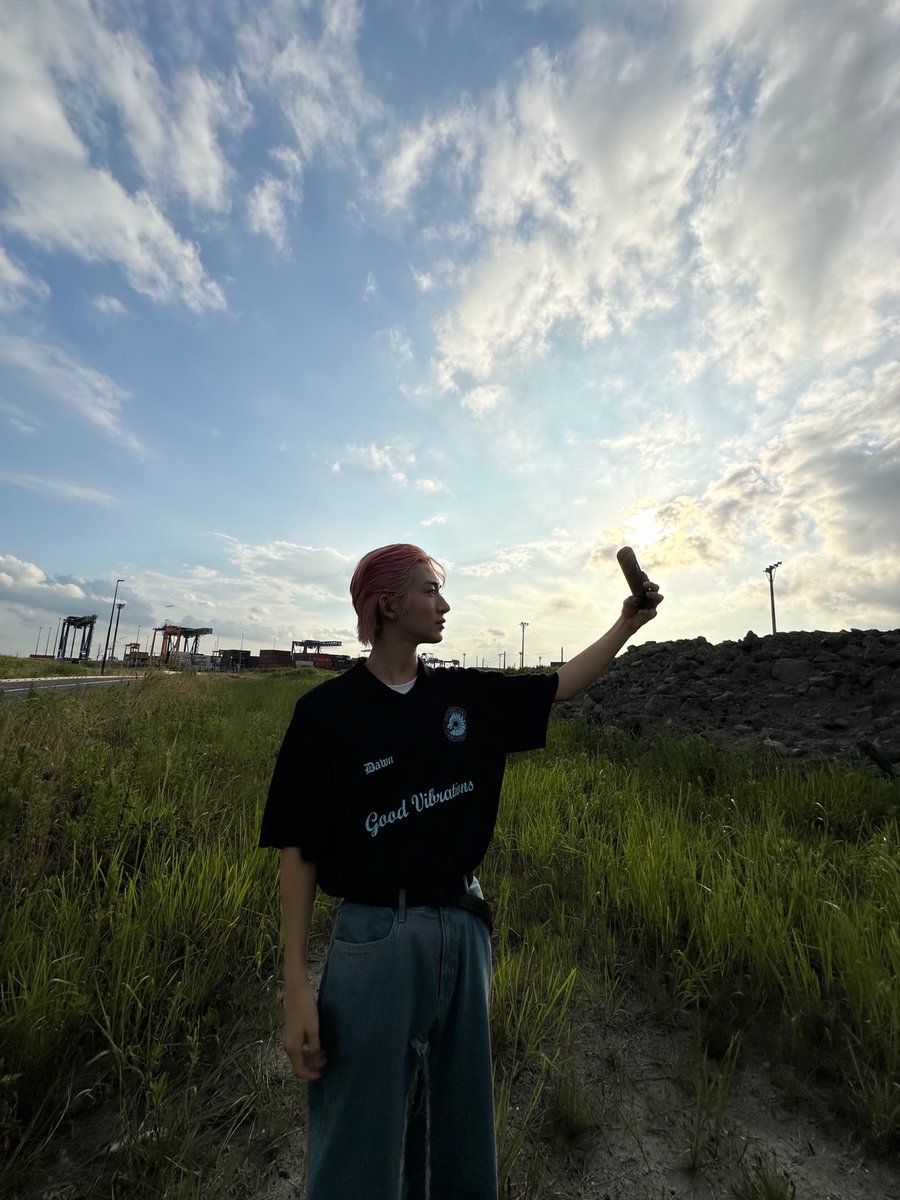 NAOYAです！！ 皆さん毎日楽しんでますかい？ 僕たちの曲を聞いて幸せ