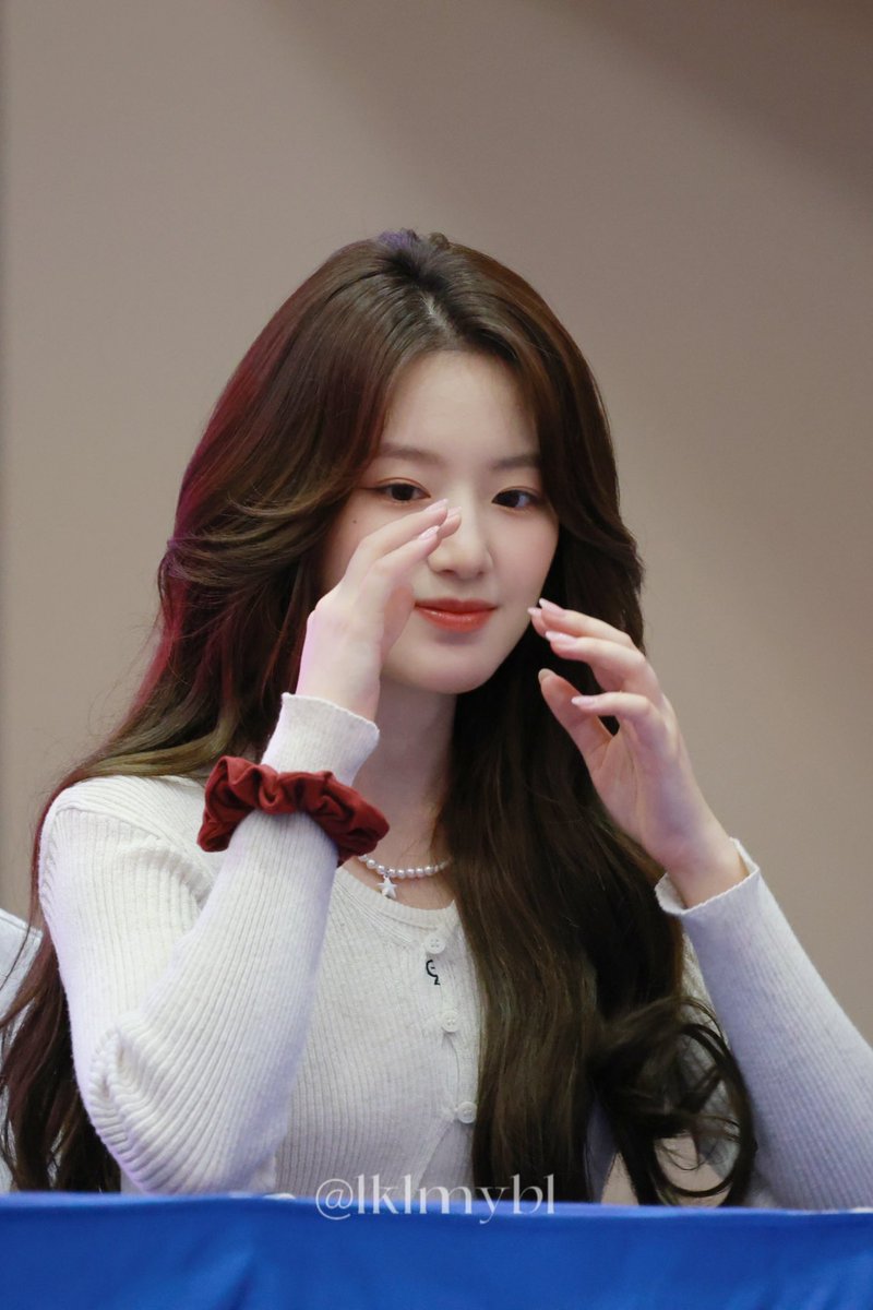 lklmybl's tweet photo. 231009 TOU
 👋🏻

#GIDLE #슈화 #SHUHUA #舒華 #舒华
#여자아이를 https://t.co/lZoJCnKd4c