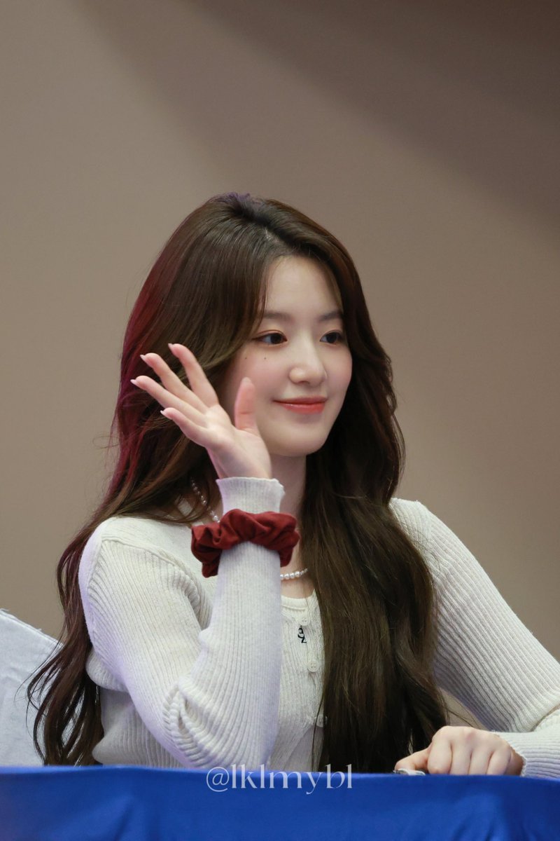 lklmybl's tweet photo. 231009 TOU
 👋🏻

#GIDLE #슈화 #SHUHUA #舒華 #舒华
#여자아이를 https://t.co/lZoJCnKd4c