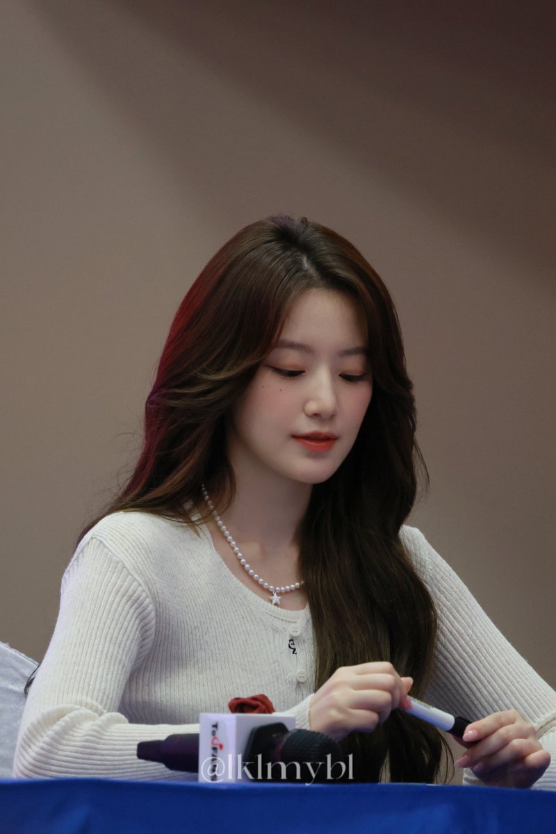 lklmybl's tweet photo. 231009 TOU
 👋🏻

#GIDLE #슈화 #SHUHUA #舒華 #舒华
#여자아이를 https://t.co/lZoJCnKd4c
