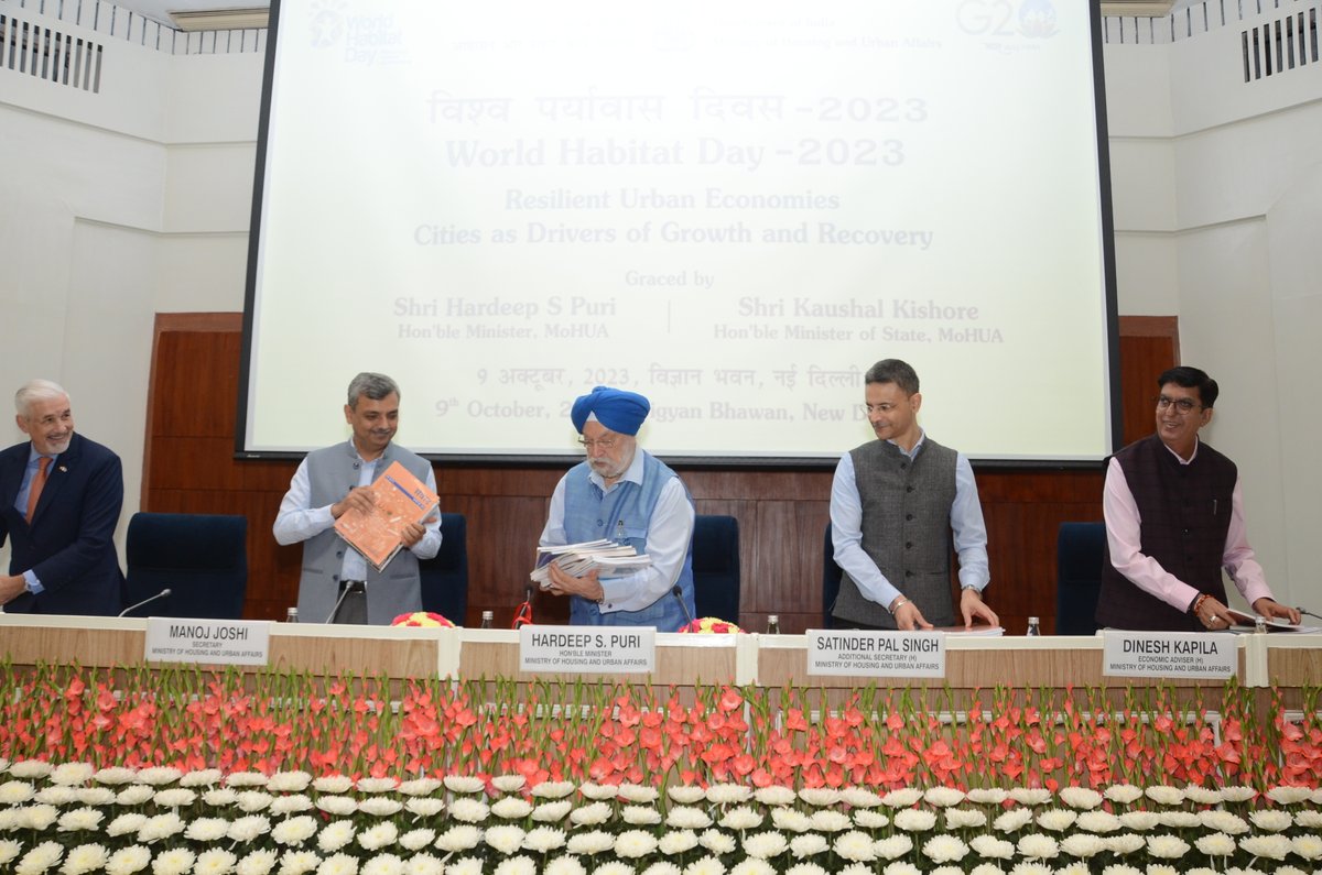 NIUA_India's tweet image. राष्ट्रीय नगर कार्य संस्थान @NIUA_India  गृह पत्रिका “संवाद” के जनवरी-जून 2023 अंक का विमोचन दिनांक 9 अक्टूबर 2023 को विश्व पर्यावास दिवस #WHD2023 के अवसर पर माननीय आवासन और शहरी कार्य मंत्री श्री हरदीप सिंह पुरी जी के कर कलमों के द्वारा किया गया। इस पत्रिका का विषय &apos;यू 20&apos; था।