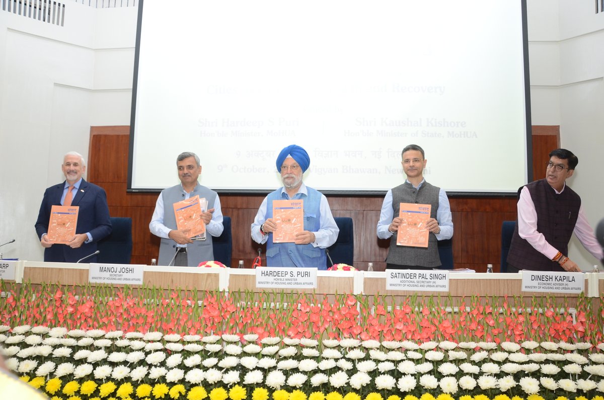 NIUA_India's tweet image. राष्ट्रीय नगर कार्य संस्थान @NIUA_India  गृह पत्रिका “संवाद” के जनवरी-जून 2023 अंक का विमोचन दिनांक 9 अक्टूबर 2023 को विश्व पर्यावास दिवस #WHD2023 के अवसर पर माननीय आवासन और शहरी कार्य मंत्री श्री हरदीप सिंह पुरी जी के कर कलमों के द्वारा किया गया। इस पत्रिका का विषय &apos;यू 20&apos; था।