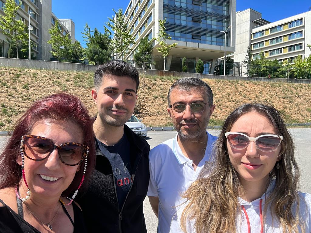 Ben, kız çocuklarının diri diri toprağa gömüldüğü bir toplumda,
Kızı Fatıma'yı omuzuna alıp,
Medine sokaklarında gezerek,
"BEN KIZ BABASIYIM" diye kıvanç duyacak kadar yufka yürekli bir Peygamberin (s.a.v) ümmetiyim...
Elhamdülillah.

DÜNYA KIZ ÇOCUKLARI GÜNÜ KUTLU OLSUN.