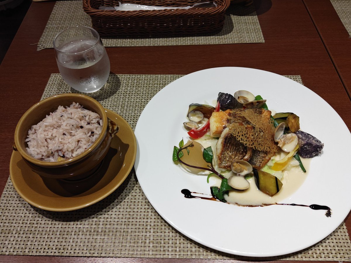 exceed_uo's tweet photo. 今週は #菊川市 周辺で仕事。
#晩ごはん は、採れたて野菜と健康のレストラン #グリノア(GreeNoah)さんへ。
●採れたて野菜と季節の魚のポワレ特製ソースと共に！(¥1,780)
オクラや紫のジャガイモなど、多くの野菜が添えられた白身魚のポワレ。

●15穀米ご飯(¥350)
器も秀逸(白米も選択可)。 https://t.co/BYTtlAueZZ