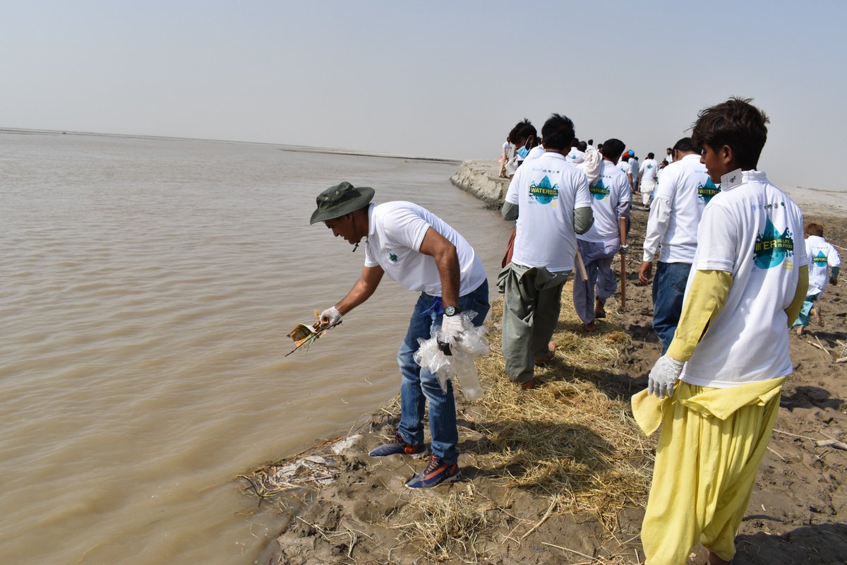 FAOPakistan's tweet image. During the 'Clean Indus' event in village Gabra, experts emphasized the crucial connection between clean water and a prosperous future. Indus River pollution threatens agriculture and infrastructure. Remember, water means food and life! 🌊💧 #LivingIndus #CleanIndus #WorldFoodDay