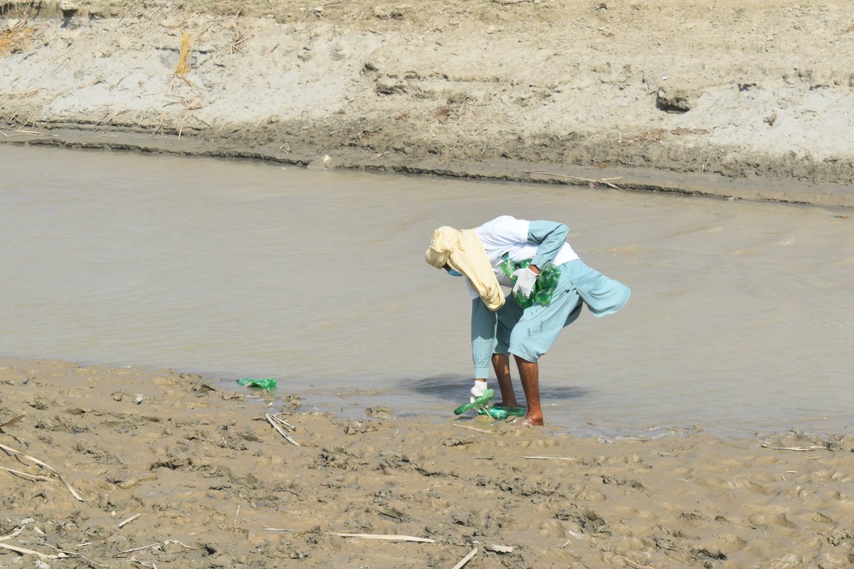 FAOPakistan's tweet image. During the 'Clean Indus' event in village Gabra, experts emphasized the crucial connection between clean water and a prosperous future. Indus River pollution threatens agriculture and infrastructure. Remember, water means food and life! 🌊💧 #LivingIndus #CleanIndus #WorldFoodDay