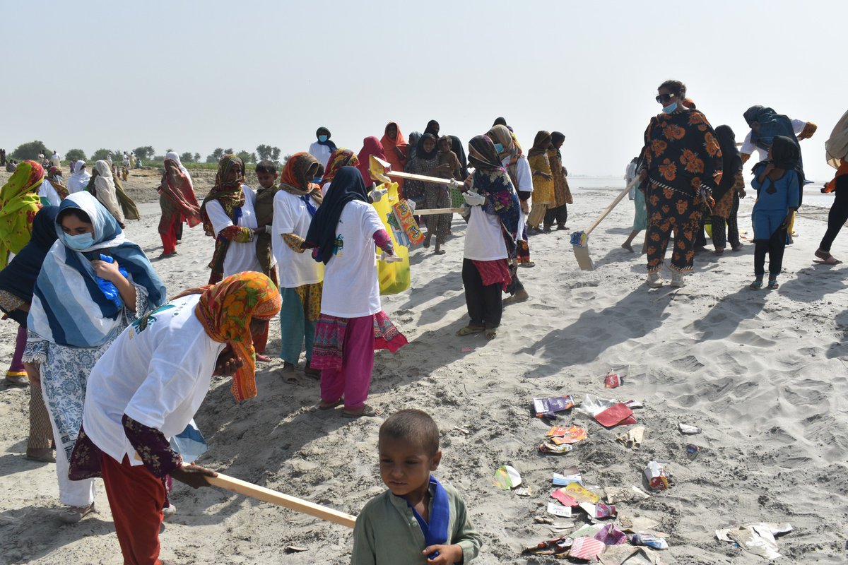 FAOPakistan's tweet image. During the 'Clean Indus' event in village Gabra, experts emphasized the crucial connection between clean water and a prosperous future. Indus River pollution threatens agriculture and infrastructure. Remember, water means food and life! 🌊💧 #LivingIndus #CleanIndus #WorldFoodDay