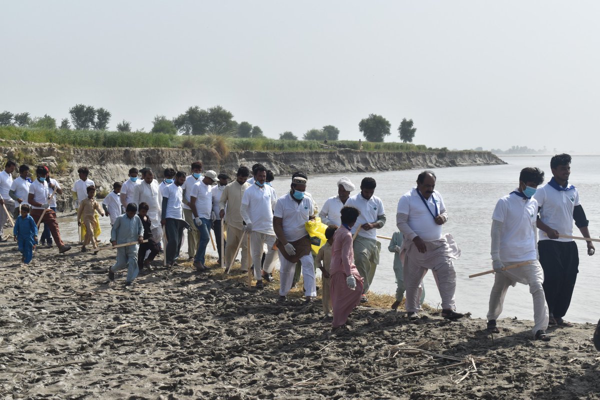 FAOPakistan's tweet image. During the 'Clean Indus' event in village Gabra, experts emphasized the crucial connection between clean water and a prosperous future. Indus River pollution threatens agriculture and infrastructure. Remember, water means food and life! 🌊💧 #LivingIndus #CleanIndus #WorldFoodDay