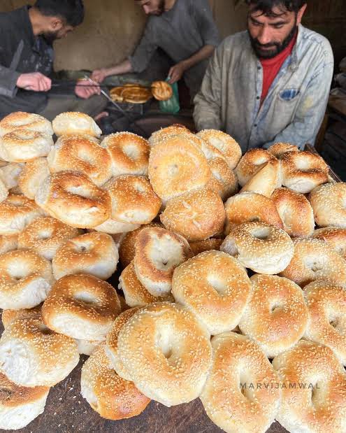 aerinistyping's tweet photo. You know what’s better than bagels? It’s their much more tastier Kashmiri cousin, Telvor!
And FYI, for Kashmiri’s, this was the banana bread during Lockdown🫠
#kashmiribread #Kashmir #Telvor
#bagel https://t.co/m0UmDuL3NB