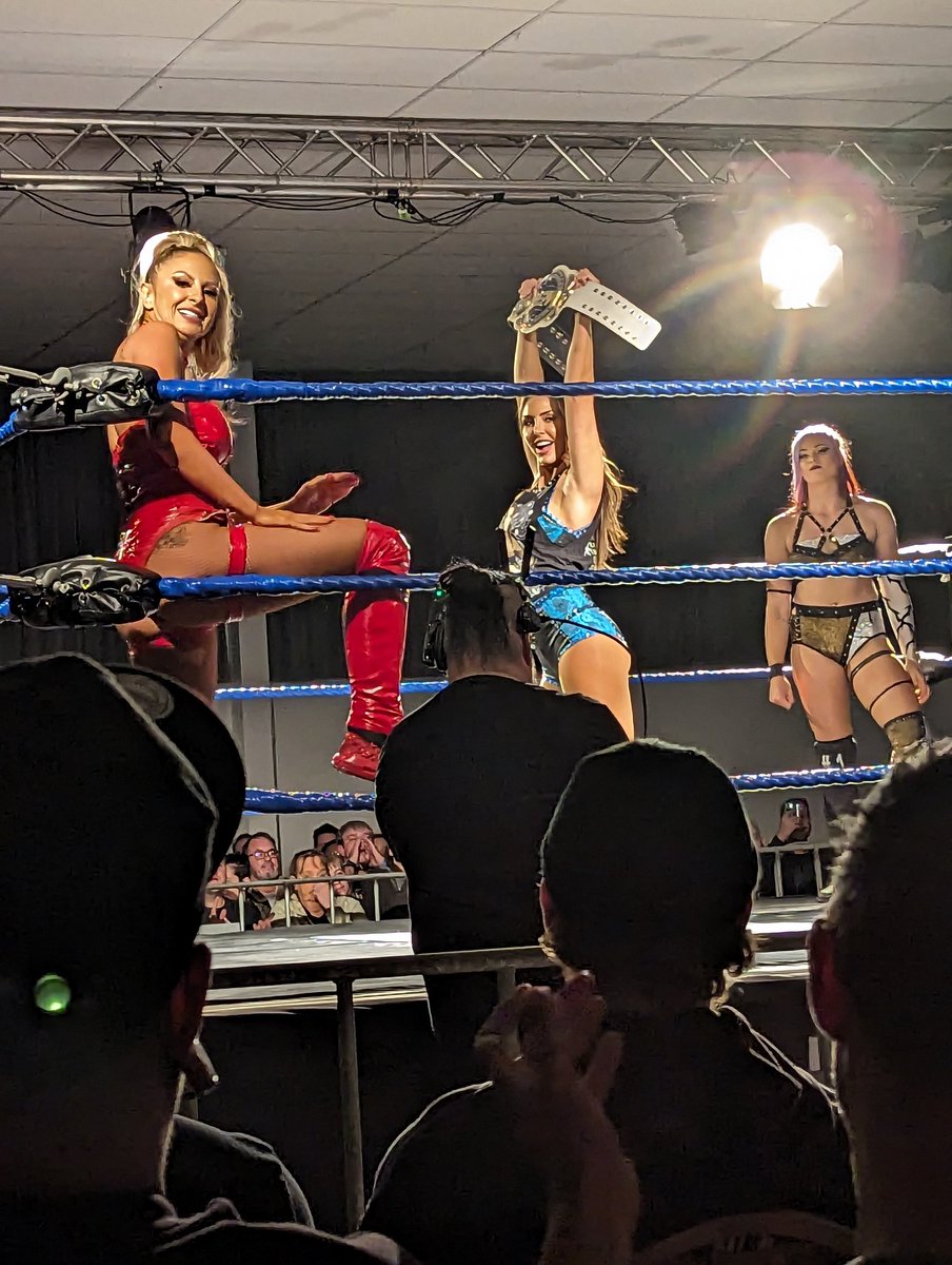 I think this is my favourite shot of the night. Look at these two cuties!

@itsdanni_ellexo @CassieLee @WSWWrestlingAUS #wsw2023 #worldserieswrestling #wswperth