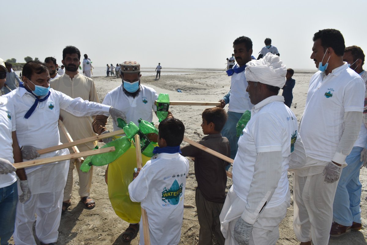 FAOPakistan's tweet image. 🌊🌾 Village Gabra,  Tehsil Jatoi, Muzaffargarh Pakistan, teamed up with FAO team for the "Clean Indus" initiative, showing the power of unity for river conservation. 🌏🍃 Inspiring environmental stewardship! @gtonstol @LivingIndus #FoodHeroes @theGCF #cleanIndus
#WorldFoodDay