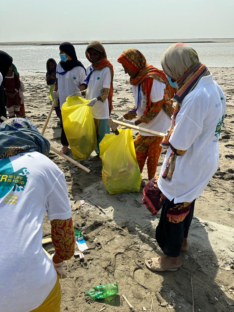 FAOPakistan's tweet image. 🌊🌾 Village Gabra,  Tehsil Jatoi, Muzaffargarh Pakistan, teamed up with FAO team for the "Clean Indus" initiative, showing the power of unity for river conservation. 🌏🍃 Inspiring environmental stewardship! @gtonstol @LivingIndus #FoodHeroes @theGCF #cleanIndus
#WorldFoodDay