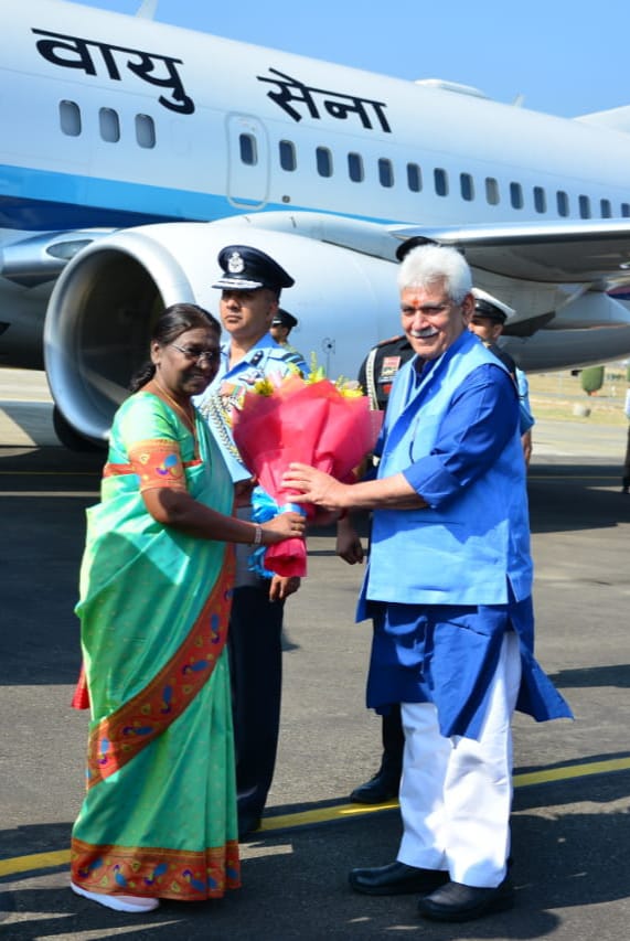 OfficeOfLGJandK's tweet photo. Extended a warm welcome to Hon’ble President, Smt. Droupadi Murmu Ji, on her arrival at Srinagar Airport. 
@rashtrapatibhvn https://t.co/pTTXKtZO8e