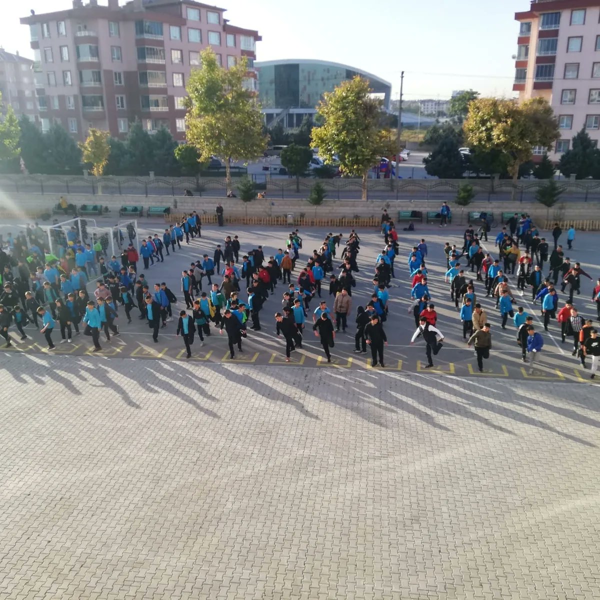 Milli Eğitim Bakanlığımızın tavsiyeleriyle okulumuzda sağlık yaşam egzersizlerini başlattık.Tüm öğrencilerimizle sağlıklı yaşam için sabah egzersizlerine devam edilecektir