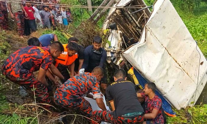 মানিকগঞ্জে বাসের ধাক্কায় লেগুনাচালকসহ নিহত ৪