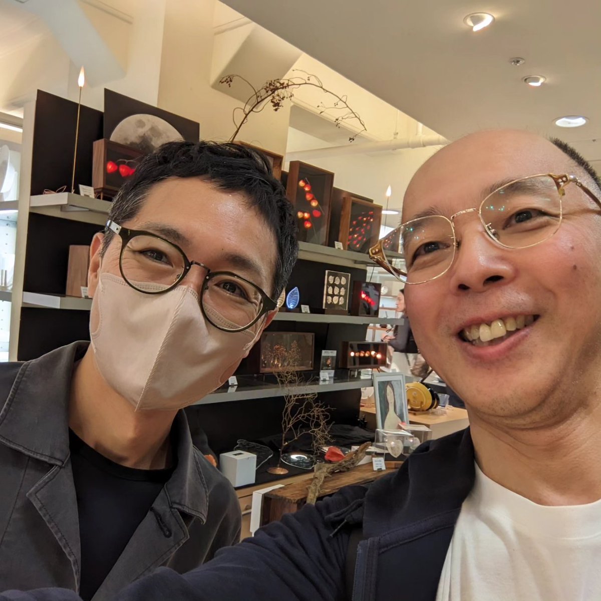 takeyaman's tweet photo. 水曜アートぶらり旅〜その2 日本橋高島屋 7階にて出店中のフィールラボ 弦間くんに突撃(笑)ほおずきのランプ、美しい。 #ぶらり旅 #日本橋高島屋 #feellab #art #handmade #lamp https://t.co/EBgeZUwmAY
