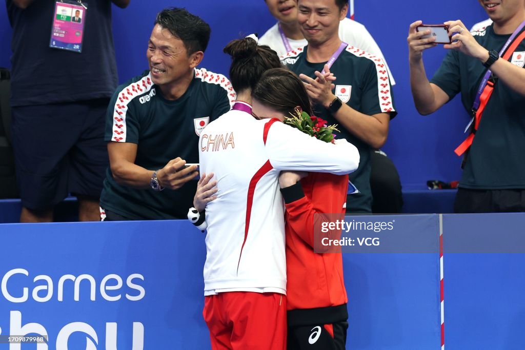 Bintang renang China Zhang Yufei tak menangis krn keberhasilannya mendulang emas 50m gaya kupu2. Tetapi dia menangis haru krn rivalnya asal Jepang Rikako Ikee mampu meraih perunggu.

Lima tahun yang lalu di Jakarta, Rikako tampil dahsyat dgn meraih 6 emas dan memecahkan 6 rekor
