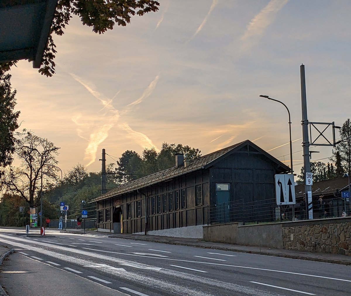 Ihr seht das eh auch?👀
Das X geht unter 👇
Kein Fake, vorhin fotografiert!📷
Und #Bahnhofsromantik