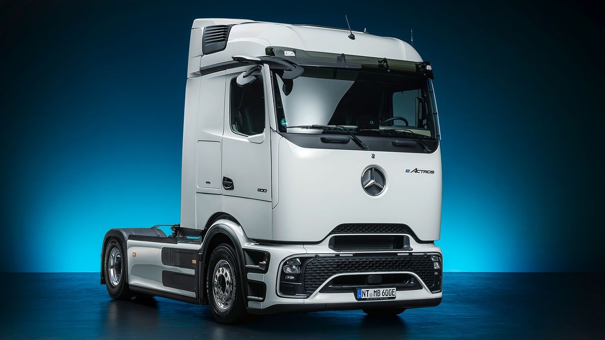 Automobile Magazine on X: Electric Tesla Semi vs. Mercedes-Benz Actros e600  Truck Compared   / X