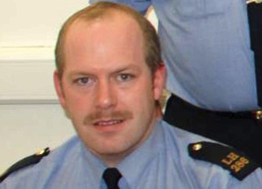 Remembering today Garda Tony Golden who was murdered on duty on this day in 2015 while attending a domestic incident in Omeath, Co. Louth. May we always remember those brave @gardainfo colleagues gone before us & who died in the service to this State. @AGSI_Ireland