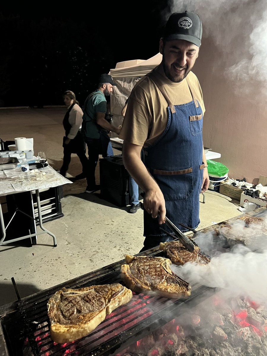 bonkowskimw's tweet image. There is only one guy in 🇬🇷 like George Skouras. 
Peloponnese wine pioneer since 1986. 
An amazing evening including star grill master George Mavronasios &amp;amp; a special 6 litres of 2006 Megas Oenos. 

#mastersofwine 
#mwpeloponnesetrip
#greekwine