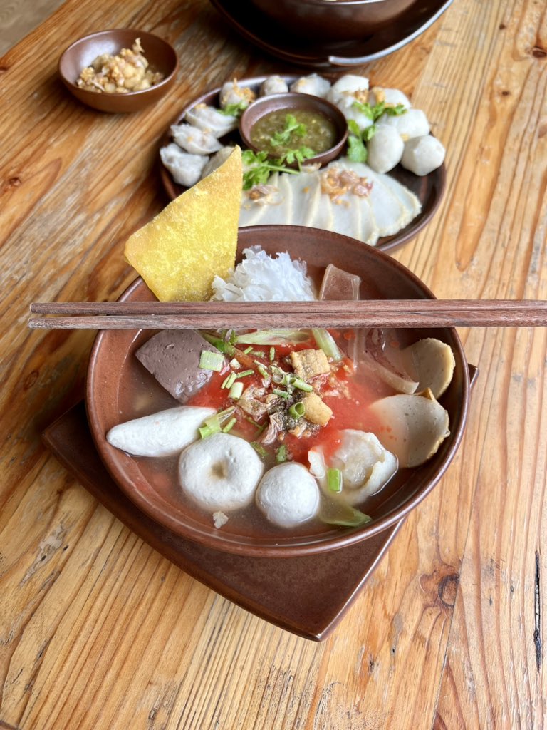 papdiawdiawmaa's tweet photo. ใครอยากทานอะไรเส้นๆแนะนำ
📍ร้าน Yong Theu fu ที่มีเย็นตาโฟน้ำซุปรสชาติกลมกล่อม กำลังดี ไม่ต้องปรุง ลูกชิ้นปลาอร่อย ไม่คาว ของทานเล่นก็ดี ร้านอยู่เส้นต้นยางหลังเทคนิคสารภี
#ReviewThailand #รีวิวเชียงใหม่ #อร่อยบอกต่อ #แปปเดียวเดี๋ยวมา #papdiawdiawmaa #nrintravel https://t.co/EqOvN2vOuD