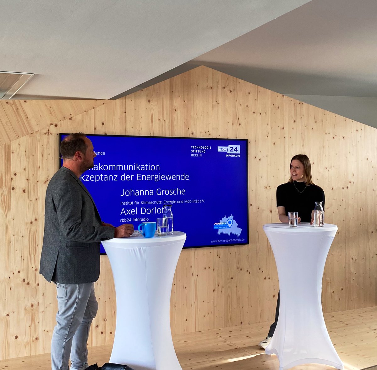 Positive Narrative, persönlicher Mehrwert &amp; konkrete Lösungen. Das schafft Akzeptanz für die #Energiewende &amp; gegen den #Klimawandel. Wie Klimakommunikation gelingt, hat Johanna Grosche vom <a href="/IKEM_Berlin/">IKEM</a> heute bei Soup &amp; Science erzählt. Zu hören am Sonntag auf <a href="/rbb24/">rbb|24</a> Inforadio.