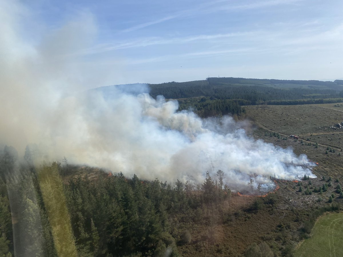 Sobrevoando incendio, Friol.