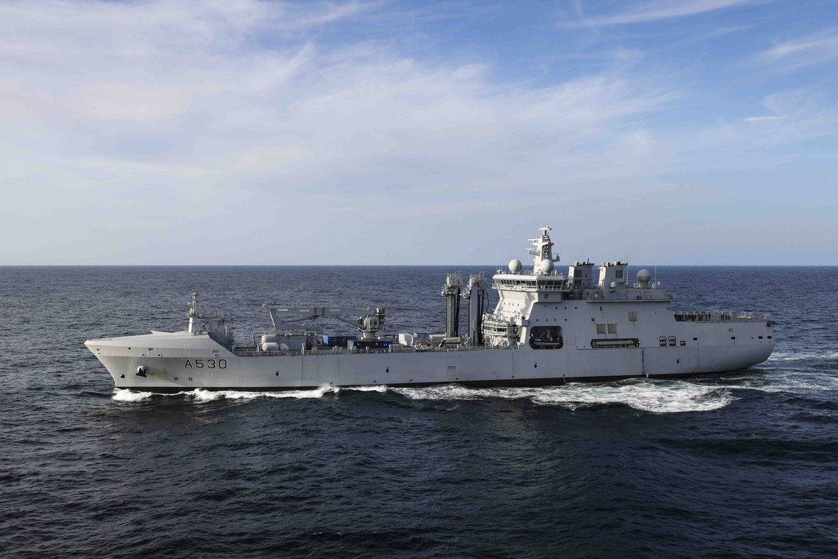 Look at these great photos of us receiving fuel from HNoMS MAUD 🇳🇴. 

This is carrier strike group at its finest, working alongside NATO and JEF partner nations to deliver carrier strike. 

#KingsFlagship #JEFtogether