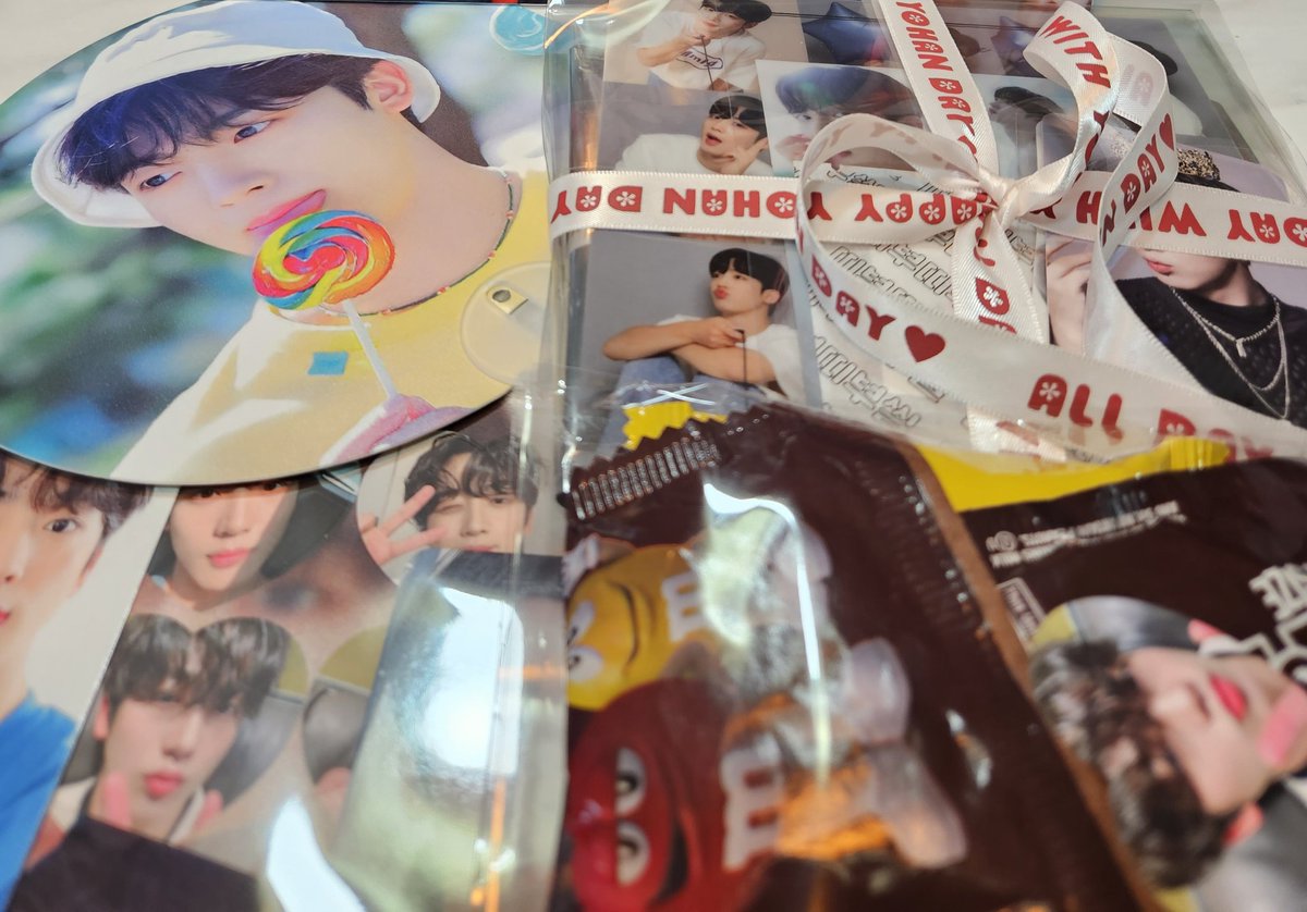 예쁜 액자 너무 너무 감사합니다 
함께 보내주신 선물도 감동이에요 
요한이 액자 소중히 잘 간직할게요
오래오래... ❤️ 🤍 
<a href="/joAHanee0922/">|김요한 서포터즈| 조아하니</a>