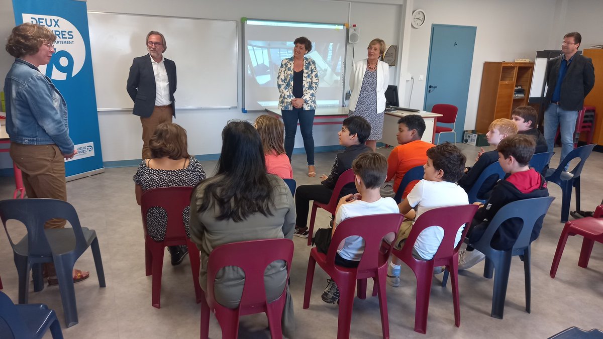Projet "Une webradio,un parrain", remise du kit au collège Maurice Fombeure. Plan France 2030, l'Etat finance l'équipement de 13 collèges en 2023-2024. #EMI #citoyenneténumérique
<a href="/v_guggiari/">Guggiari Véronique</a> <a href="/BndicteRobert/">Bénédicte Robert</a> <a href="/acpoitiers/">Académie de Poitiers</a>